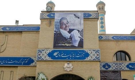عکس یک زن بالای مسجد بلال قرار گرفت