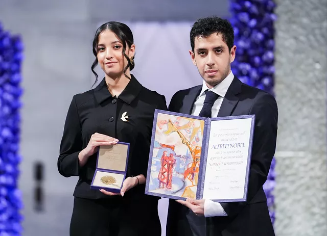 فرزندان نرگس محمدی جایزه صلح نوبل را دریافت کردند + عکس فرزندان نرگس محمدی جایزه صلح نوبل را دریافت کردند + عکس