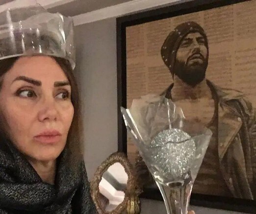 عکس شوکه کننده مادر تتلو با قاب عکس پسرش عکس شوکه کننده مادر تتلو با قاب عکس پسرش