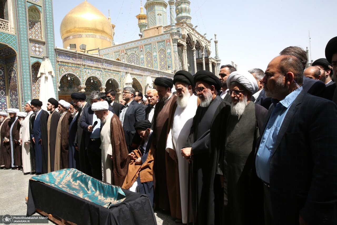 عکسی از سیدحسین خمینی در هنگام نماز بر پیکر مادرش عکسی از سیدحسین خمینی در هنگام نماز بر پیکر مادرش