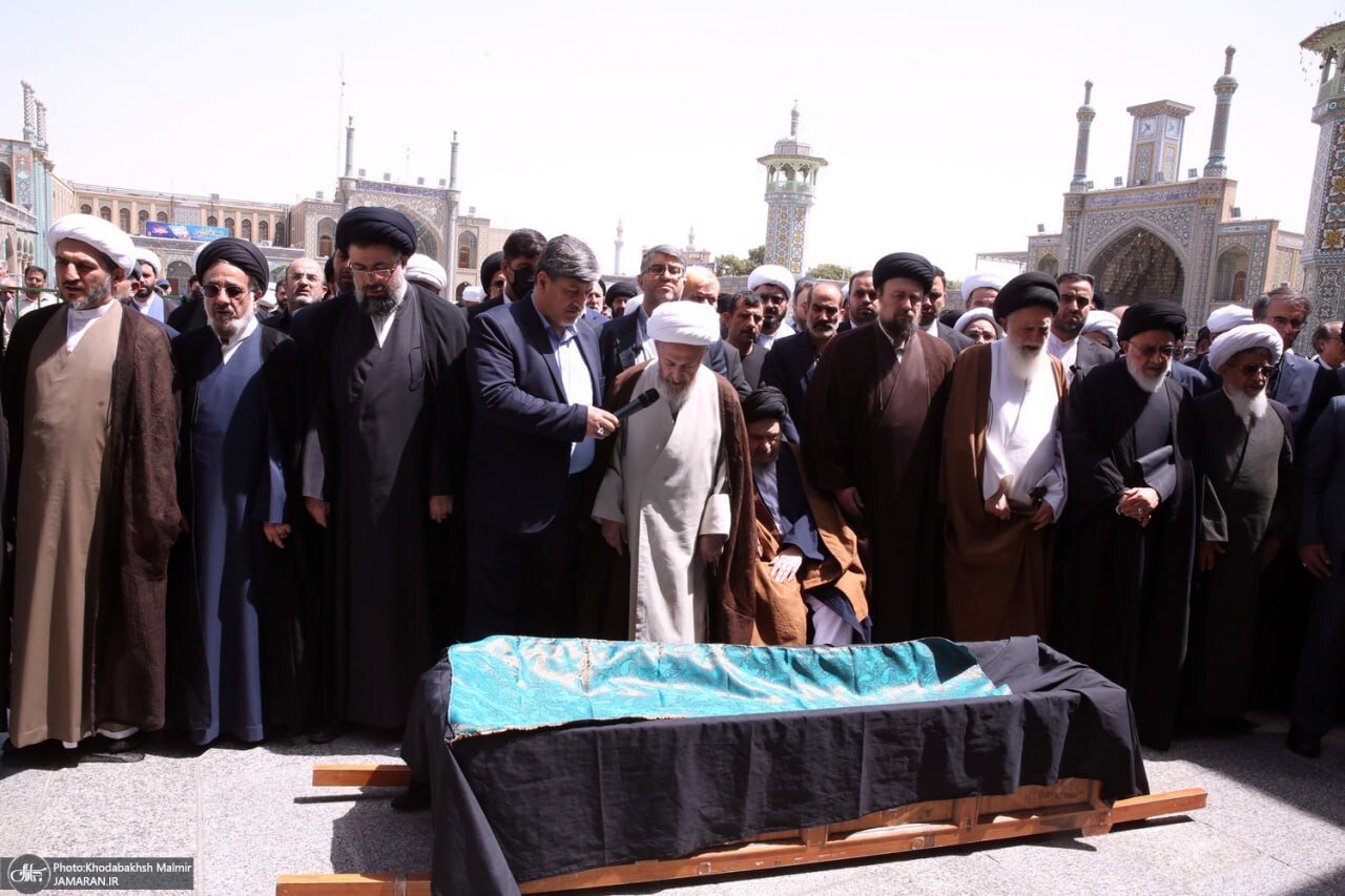 عکسی از سیدحسین خمینی در هنگام نماز بر پیکر مادرش عکسی از سیدحسین خمینی در هنگام نماز بر پیکر مادرش