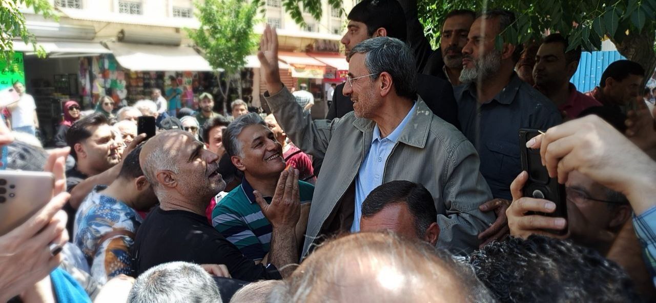 احمدی نژاد در بازار تهران محاصره شد + عکس