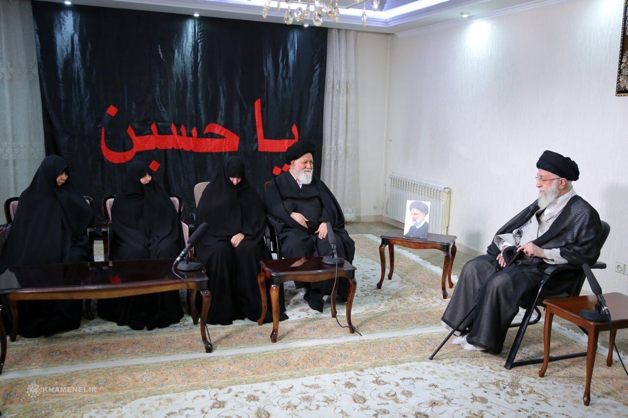 حضور رهبر انقلاب در منزل رئیس جمهور فقید