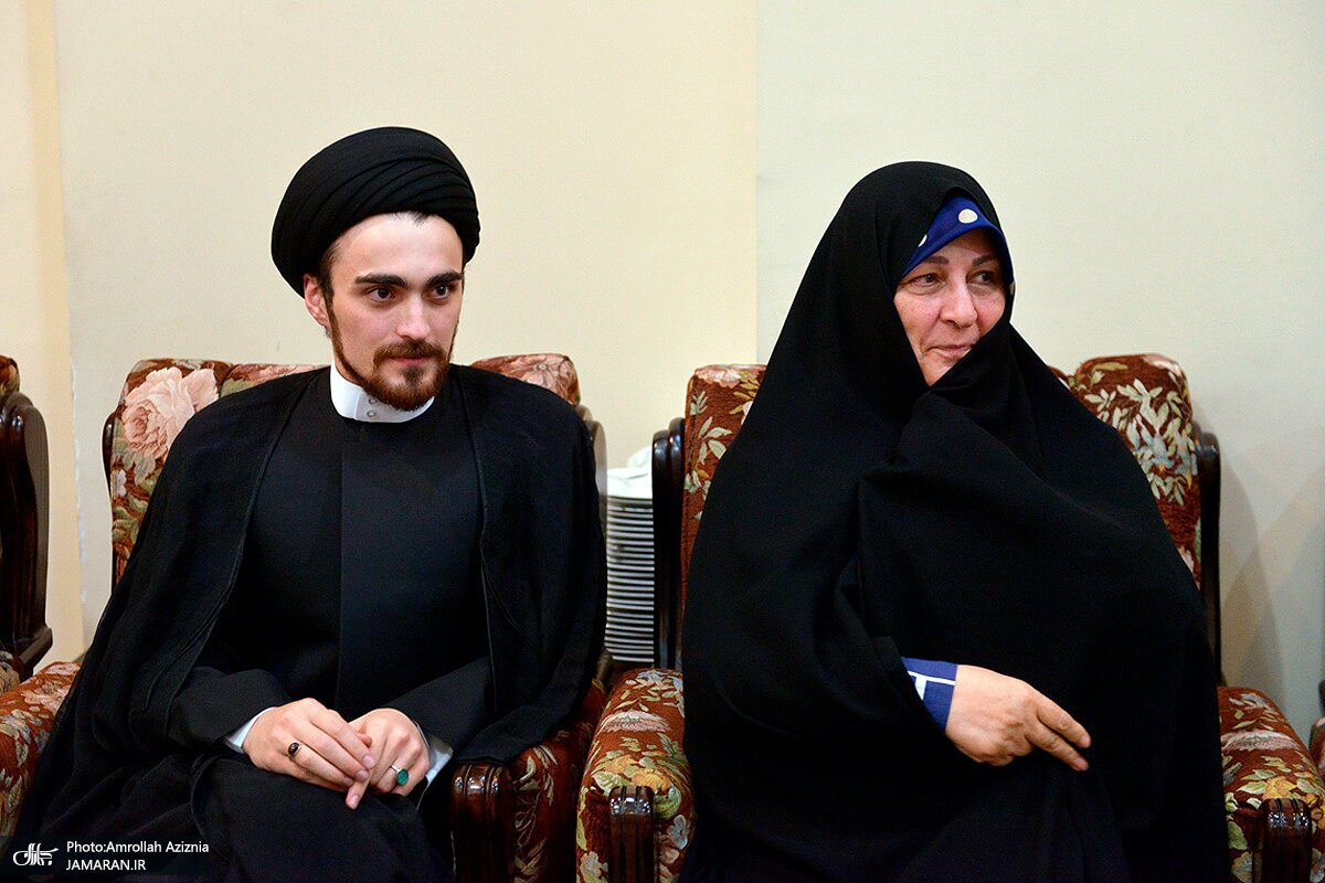 عکسی از سیداحمد خمینی در کنار مادربزرگش عکسی از سیداحمد خمینی در کنار مادربزرگش