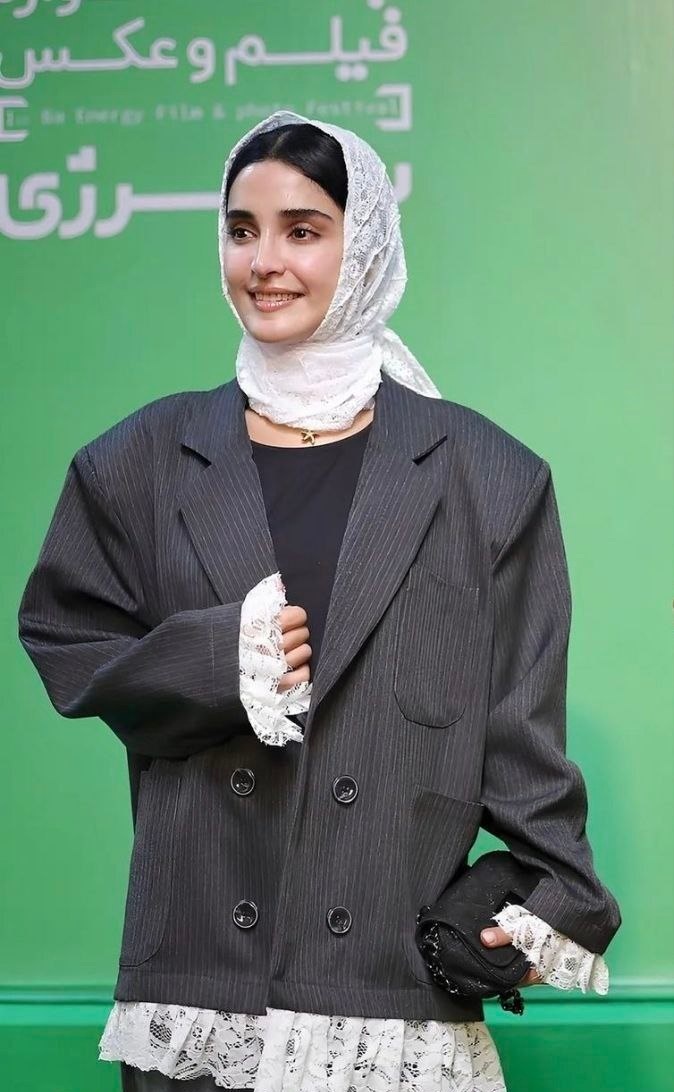 عکس / پوشش و استایل عجیب الهه حصاری عکس / پوشش و استایل عجیب الهه حصاری