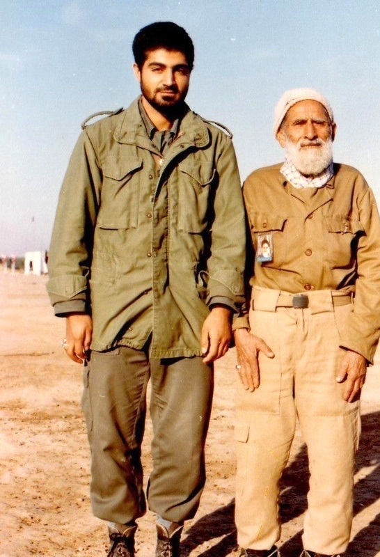 عکس/ «حاج قاسم سلیمانی» در کنار پدرش در جبهه